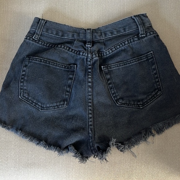 BRANDY MELVILLE - CHARCOAL JEAN SHORTS - SIZE 0 - Picture 3 of 3